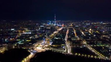 Berlin, Almanya - Mayıs, 2019: Hava aracı Berlin şehir merkezinin gece vakti yüksek hızdaki görüntüsü.