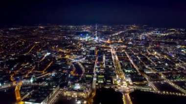 Berlin, Almanya - Mayıs, 2019: Hava aracı Berlin şehir merkezinin gece vakti yüksek hızdaki görüntüsü.