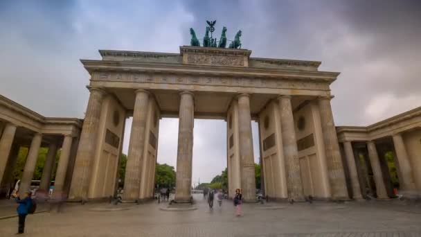 BERLÍN, ALEMANIA - MAYO DE 2019: Vista del Timelapse del famoso monumento histórico Puerta de Brandeburgo durante el día — Vídeos de Stock