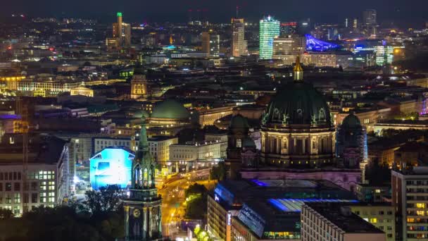 Berlijn, Duitsland - mei 2019: Timelapse uitzicht op het centrum van Berlijn van bovenaf, beroemde historische gebouwen 's nachts — Stockvideo