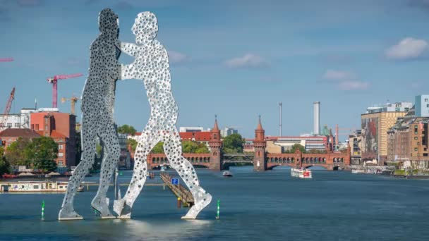Berlin, Németország - 2019. május: Molekula Man szobor a Spree folyón Berlin belvárosában — Stock videók