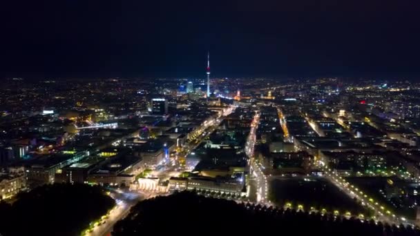 Berlin, Deutschland - Mai 2019: Zeitraffer-Hyperlapse-Ansicht der Berliner Innenstadt aus der Luft bei Nacht. — Stockvideo
