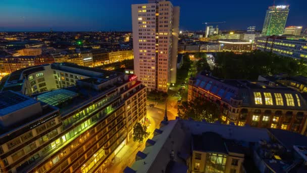 Berlin, Niemcy - maj, 2019: Timelapse widok na centrum Berlina z góry, słynne zabytkowe budynki w nocy — Wideo stockowe