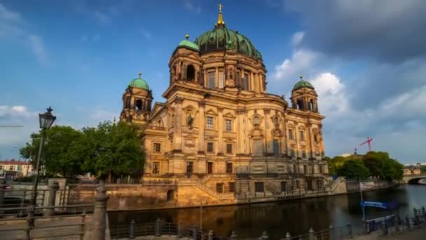 BERLINO, GERMANIA - MAGGIO 2019: Veduta dell'edificio storico Berliner Dom vicino al fiume Sprea — Video Stock