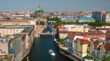 Berlin, Almanya - Mayıs 2019: Berlin şehir merkezindeki Spree Nehri 'nde bir tekne ve gemi hareketinin zamanlaması