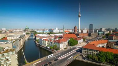 Berlin, Almanya - Mayıs 2019: Orta Berlin ve Spree Nehri yakınlarındaki ünlü televizyon kulesi
