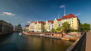 Berlin, Almanya - Mayıs 2019: Berlin 'in tarihi şehir merkezinin Spree nehri yakınlarındaki eski ünlü binaların zaman çizelgesi