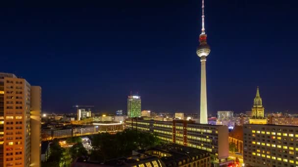 BERLÍN, ALEMANIA - MAYO DE 2019: Vista del Timelapse del centro de Berlín y la famosa torre de televisión cerca del río Spree — Vídeos de Stock