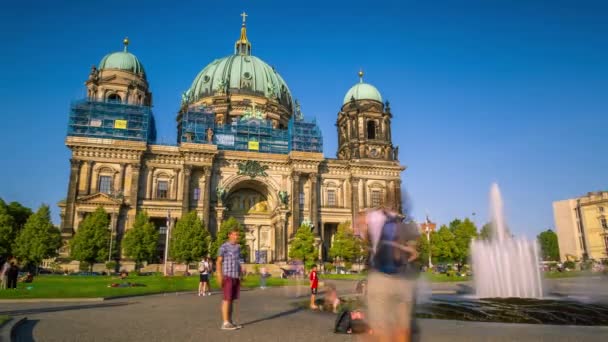 Berlin, Niemcy - maj, 2019: Widok czasowy na zabytkowy budynek Katedry Berlińskiej z fontanną w pobliżu rzeki Sprewy — Wideo stockowe