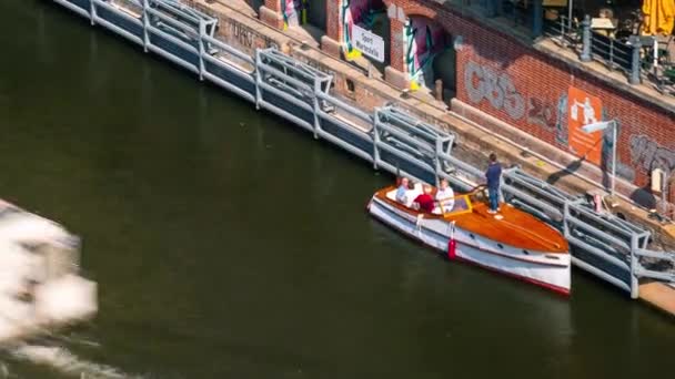 Berlin, Almanya - Mayıs 2019: Berlin şehir merkezindeki Spree Nehri 'nde bir tekne ve gemi hareketinin zamanlaması — Stok video
