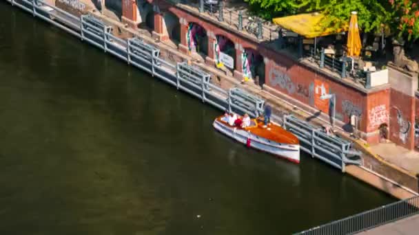Berlin, Almanya - Mayıs 2019: Berlin şehir merkezindeki Spree Nehri 'nde bir tekne ve gemi hareketinin zamanlaması — Stok video