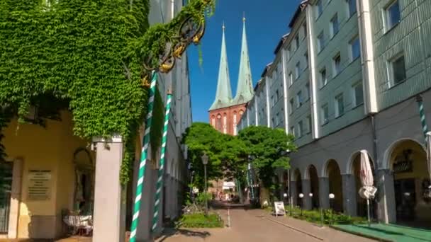 Berlin, Deutschland - Mai 2019: Zeitraffer-Ansicht der historischen Innenstadt von Berlin, alte berühmte Gebäude in der Nähe der Spree — Stockvideo