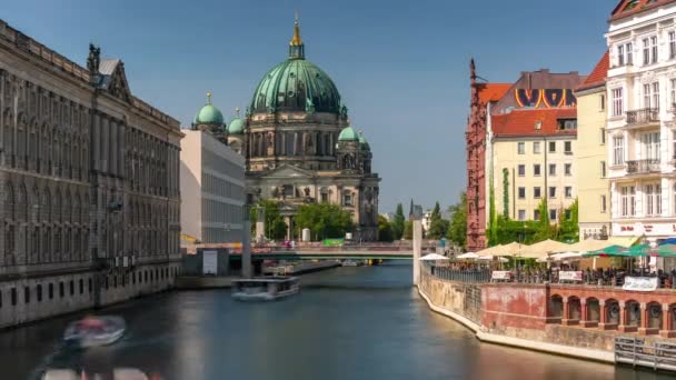 BERLIN, JERMANY - MAY, 2019: Pandangan timelapse terhadap pusat kota bersejarah Berlin bangunan tua yang terkenal di dekat sungai Spree — Stok Video