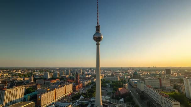 BERLÍN, ALEMANIA - MAYO DE 2019: Vista del Timelapse del centro de Berlín y la famosa torre de televisión cerca del río Spree — Vídeos de Stock