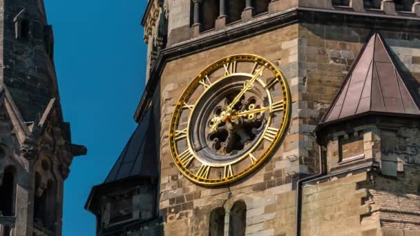 독일 베를린 - 2019 년까지 : timelapse view of famous Kaiser Wilhelm memorial church with clock — 비디오