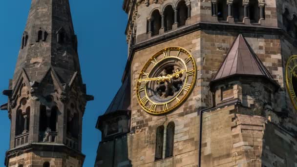 Berlin, Almanya - Mayıs 2019: Meşhur Kaiser Wilhelm Memorial Kilisesi 'nin saati — Stok video
