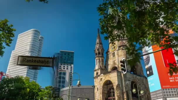 BERLIN, GERMANY - MAY,2019: Timelapse view of famous Kaiser Wilhelm Memorial Church with clock — Stock Video