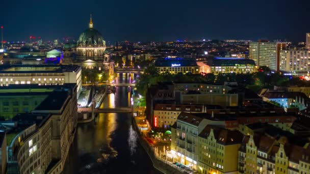 Berlin, Almanya - Mayıs 2019: Berlin şehir merkezinin zaman çizelgesi, gece vakti ünlü tarihi binalar — Stok video