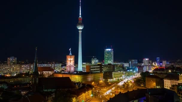Berlin, Németország - 2019. május: Timelapse kilátás Berlin belvárosára felülről, híres történelmi épületek éjszaka — Stock videók