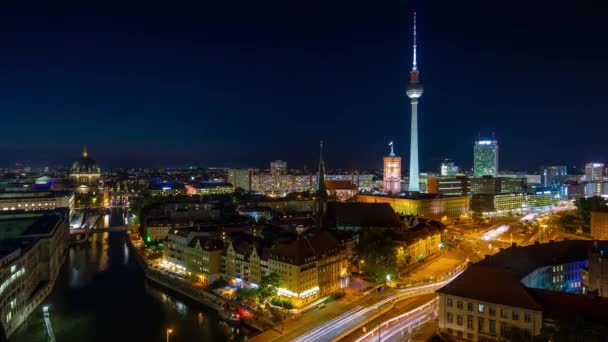 BERLINO, GERMANIA - MAGGIO 2019: Timelapse vista del centro di Berlino e famosa torre televisiva vicino al fiume Sprea — Video Stock