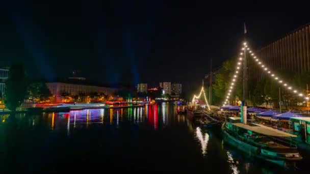 Berlin, Németország - 2019. május: Timelapse view of a boat and ship movement on Spree river in Berlin city centre at night — Stock videók