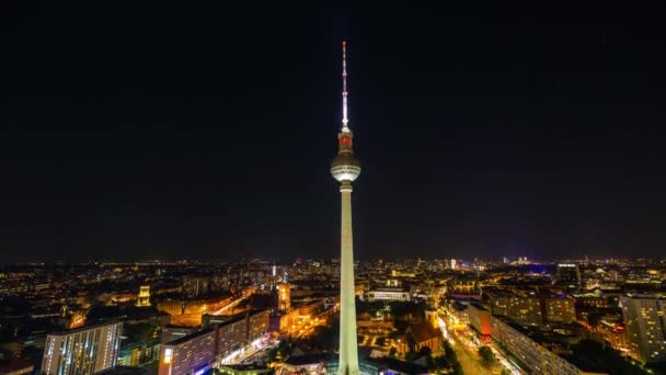 Berlin, Deutschland - Mai 2019: Zeitraffer-Blick auf die Mitte Berlins und den berühmten Fernsehturm nahe der Spree — Stockvideo