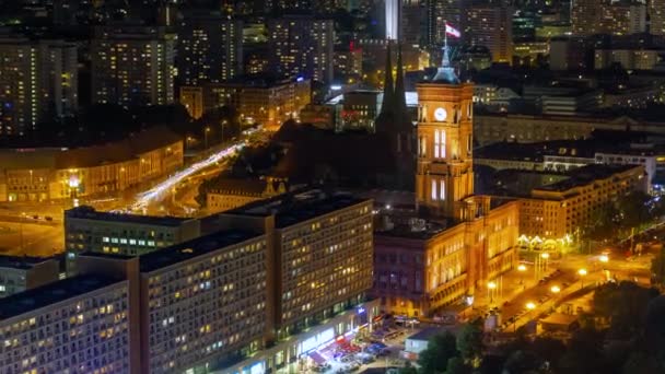 БЕРЛИН, ГЕРМАНИЯ - МАЙ, 2019 г.: вид на центр Берлина сверху на время, знаменитые исторические здания ночью — стоковое видео