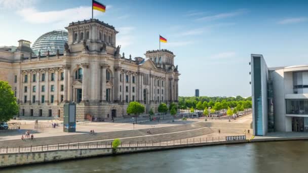 БЕРЛИН, ГЕРМАНИЯ - МАЙ, 2019: Timelapse view of Berlin city Reichstag riverside atmosphere . — стоковое видео