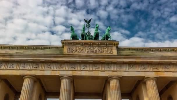 ベルリン、ドイツ- 2019年5月:日中に有名な歴史的建造物ブランデンブルク門のタイムラプスビュー — ストック動画