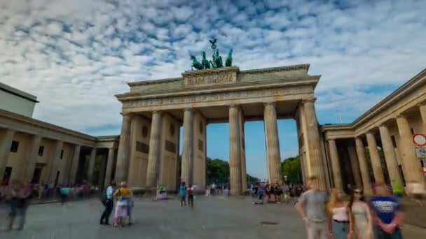 БЕРЛИН, ГЕРМАНИЯ - МАЙ, 2019: Днем открывается вид на знаменитый исторический памятник Бранденбургские ворота — стоковое видео