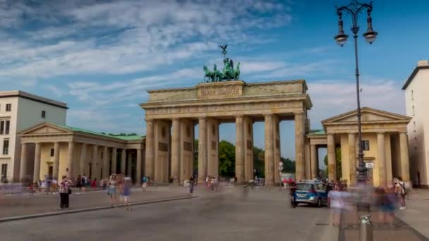 Berlin, Almanya - Mayıs 2019: Gündüzleri Brandenburg Kapısı 'nın ünlü tarihi anıtı Timelapse görünümü — Stok video