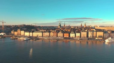 Stockholm, İsveç - Şubat 2020 Stockholm şehir merkezi Gamla Stan 'in hava manzarası. Eski kasabadaki binaların üzerinde uçmak.