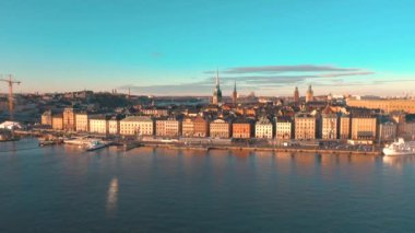 Stockholm, İsveç - Şubat 2020 Stockholm şehir merkezi Gamla Stan 'in hava manzarası. Eski kasabadaki binaların üzerinde uçmak.