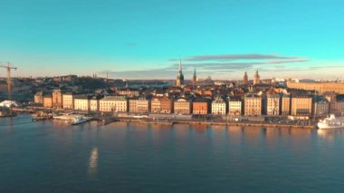 Stockholm, İsveç - Şubat 2020 Stockholm şehir merkezi Gamla Stan 'in hava manzarası. Eski kasabadaki binaların üzerinde uçmak.