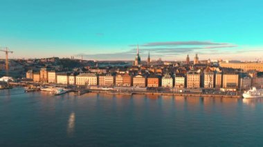 Stockholm, İsveç - Şubat 2020 Stockholm şehir merkezi Gamla Stan 'in hava manzarası. Eski kasabadaki binaların üzerinde uçmak.