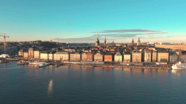 Stockholm, İsveç - Şubat 2020 Stockholm şehir merkezi Gamla Stan 'in hava manzarası. Eski kasabadaki binaların üzerinde uçmak.