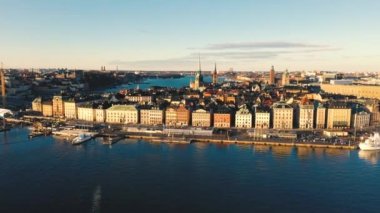Stockholm, İsveç - Şubat 2020 Stockholm şehir merkezi Gamla Stan 'in hava manzarası. Eski kasabadaki binaların üzerinde uçmak.