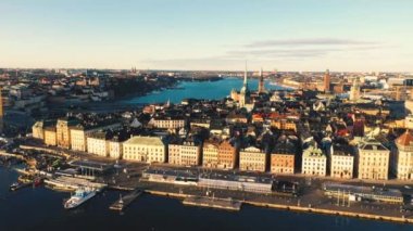 Stockholm, İsveç - Şubat 2020 Stockholm şehir merkezi Gamla Stan 'in hava manzarası. Eski kasabadaki binaların üzerinde uçmak.
