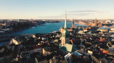 Stockholm, İsveç - Şubat 2020 Stockholm 'deki eski şehir merkezi Gamla Stan' deki katedralin havadan görünüşü.