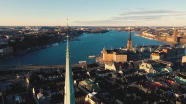 Stockholm, İsveç - Şubat 2020 Stockholm 'deki eski şehir merkezi Gamla Stan' deki katedralin havadan görünüşü.