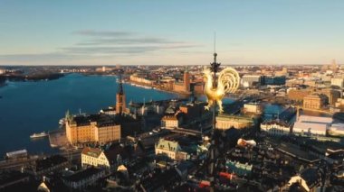 Stockholm, İsveç - Şubat 2020 Stockholm şehir merkezi Gamla Stan 'in hava manzarası. Eski kasabadaki binaların üzerinde uçmak.