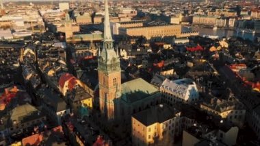 Stockholm, İsveç - Şubat 2020 Stockholm 'deki eski şehir merkezi Gamla Stan' deki katedralin havadan görünüşü.