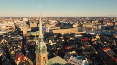 Stockholm, İsveç - Şubat 2020 Stockholm 'deki eski şehir merkezi Gamla Stan' deki katedralin havadan görünüşü.