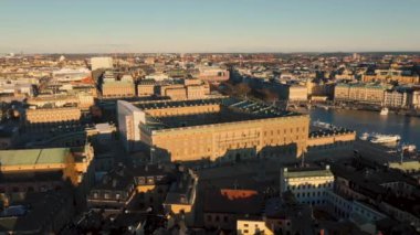 Stockholm, İsveç - Şubat 2020 Stockholm şehir merkezi Gamla Stan 'in hava manzarası. Eski kasabadaki binaların üzerinde uçmak.
