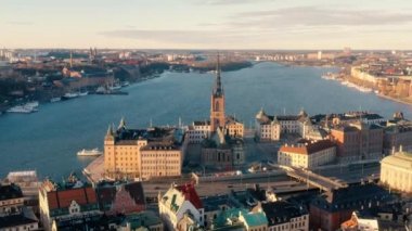 Stockholm, İsveç - Şubat 2020 Stockholm şehir merkezi Gamla Stan 'in hava manzarası. Eski kasabadaki binaların üzerinde uçmak.