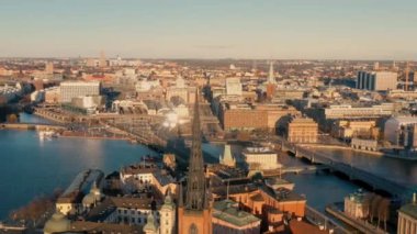 Stockholm, İsveç - Şubat 2020 Stockholm şehir merkezi Gamla Stan 'in hava manzarası. Eski kasabadaki binaların üzerinde uçmak.