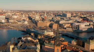 Stockholm, İsveç - Şubat 2020 Stockholm şehir merkezi Gamla Stan 'in hava manzarası. Eski kasabadaki binaların üzerinde uçmak.