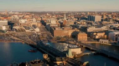 Stockholm, İsveç - Şubat 2020 Stockholm şehir merkezi Gamla Stan 'in hava manzarası. Eski kasabadaki binaların üzerinde uçmak.