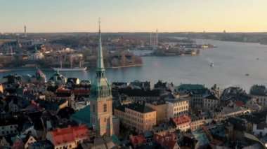 Stockholm, İsveç - Şubat 2020 Stockholm 'deki eski şehir merkezi Gamla Stan' deki katedralin havadan görünüşü.