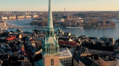Stockholm, İsveç - Şubat 2020 Stockholm 'deki eski şehir merkezi Gamla Stan' deki katedralin havadan görünüşü.